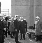 859378 Afbeelding van de leden van de directie van de N.S. tijdens een bezoek aan de in aanbouw zijnde IJ-tunnel te ...